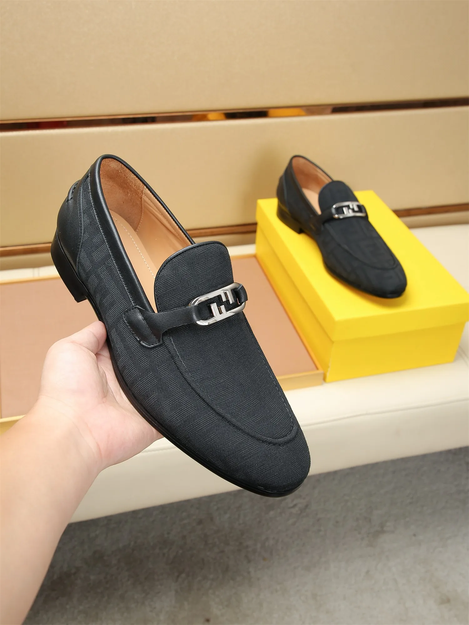 Men's shoes💰460 🕷🕷【FENDI】The latest men's formal leather shoes🇨🇳Classic series not to be missed💯The first layer is made of imported first-layer cowhide☘Original quality, the leather is smooth and delicate🎋Awesome version, perfect streamlined outline🍇Cowhide lining, size 38-44 (customized at 45.46)...